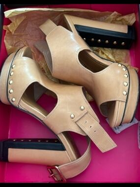 *EUC* Fab Perfect Nude Vince Camuto Studded Platform Sandals